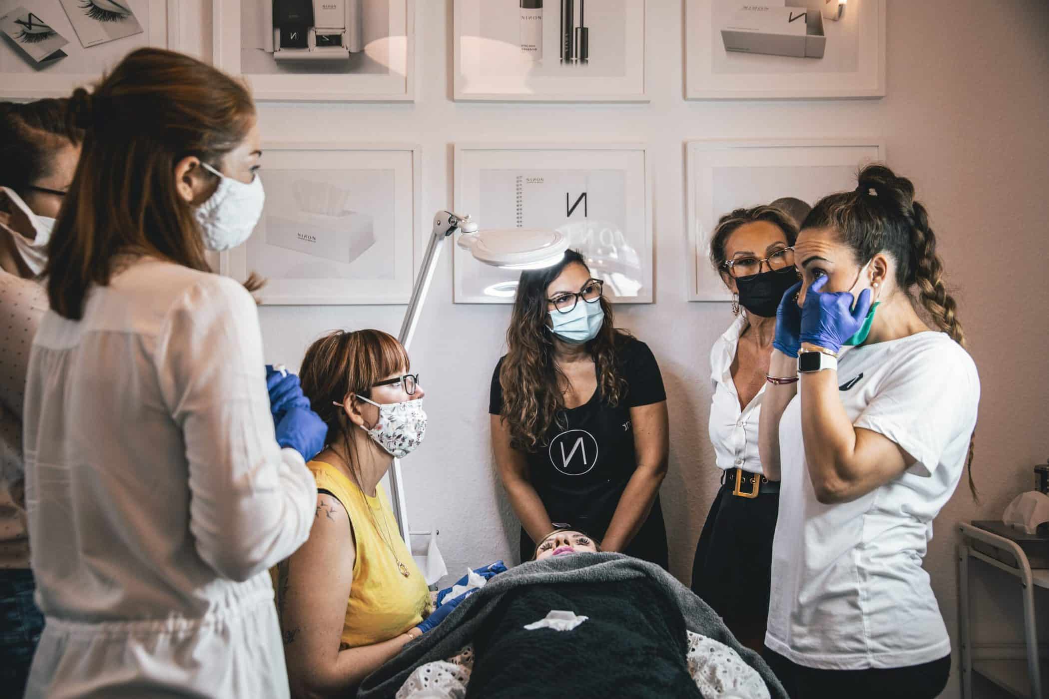 Ninon-Kosmetik-Akademie-Kosmetik-Ausbildung-Kosmetik-Schulung-Selin-Arowolo-Ausbildung-zur-Kosmetikerin-5158-min-min-scaled-1