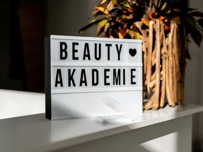 Ninon-Kosmetik-Akademie-Kosmetik-Ausbildung-Kosmetik-Schulung-Selin-Arowolo-Ausbildung-zur-Kosmetikerin-Berlin